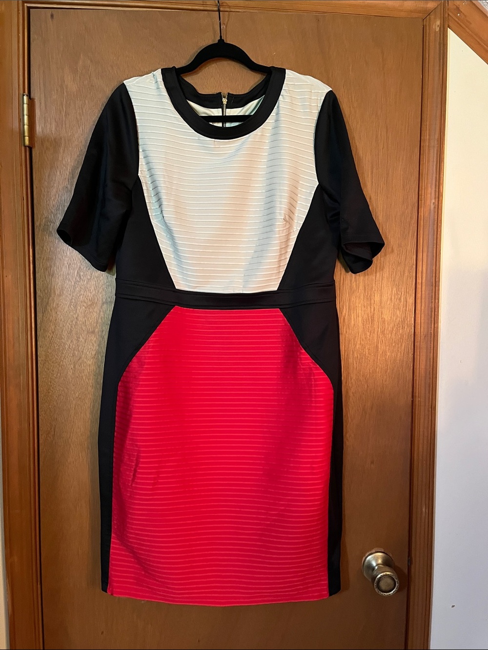 Comfortable and flattering ladies short sleeve dress in red/black/tan.